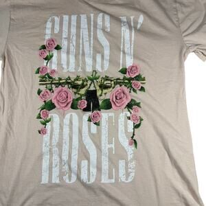 guns N’ Roses size medium, graphic T Ships fast from a smoke-free home.